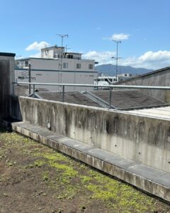 京都市南区S社様の外壁高圧洗浄ビフォーアフター。コンクリート壁の頑固な黒い雨だれが、塗装不要の洗浄だけで新品同様に蘇った比較写真