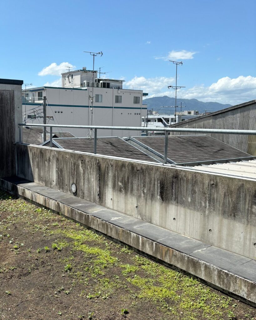 京都市南区S社様の外壁高圧洗浄ビフォーアフター。コンクリート壁の頑固な黒い雨だれが、塗装不要の洗浄だけで新品同様に蘇った比較写真