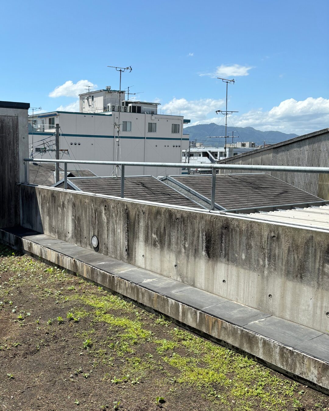 京都市南区S社様の外壁高圧洗浄ビフォーアフター。コンクリート壁の頑固な黒い雨だれが、塗装不要の洗浄だけで新品同様に蘇った比較写真