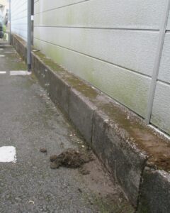京都市南区S社様の駐車場高圧洗浄ビフォーアフター。苔と黒ずみで汚れたコンクリートブロックが、洗浄だけで新築のように明るく再生した比較写真