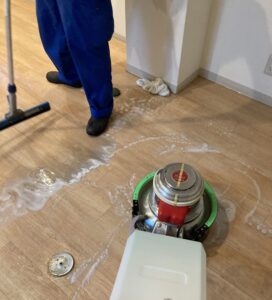 向日市の病院床清掃ビフォーアフター。他社で「落ちない」と言われた床の傷の黒ずみを、プロの洗浄技術で徹底除去しワックスで仕上げた比較写真