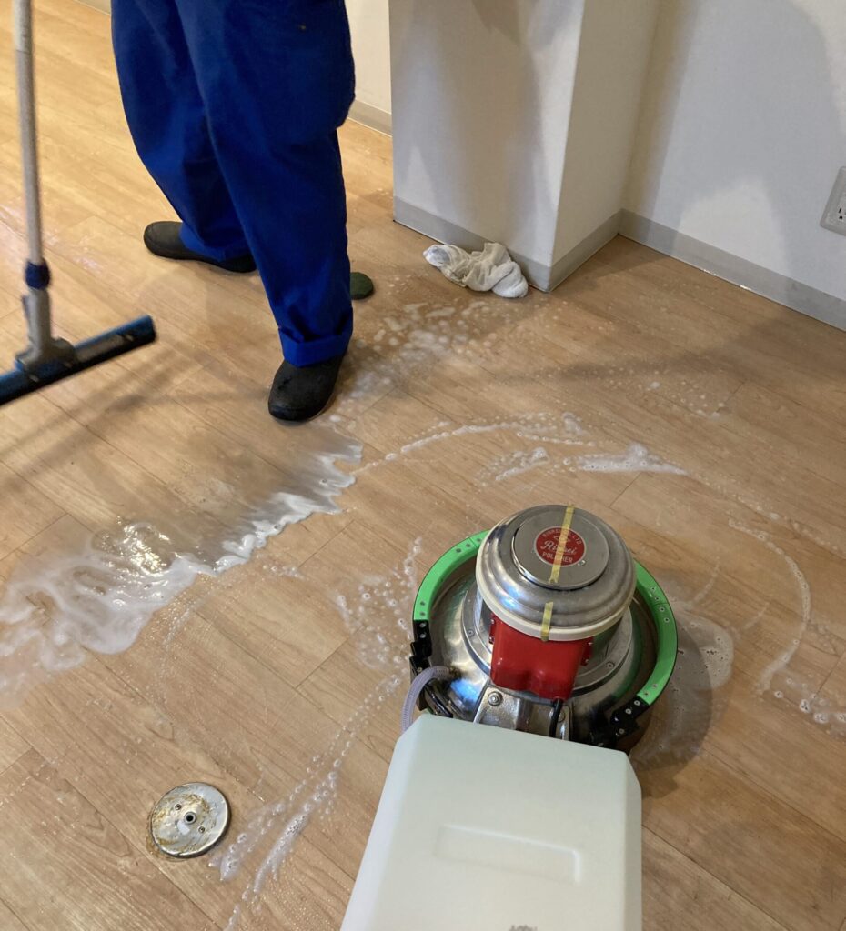 向日市の病院床清掃ビフォーアフター。他社で「落ちない」と言われた床の傷の黒ずみを、プロの洗浄技術で徹底除去しワックスで仕上げた比較写真