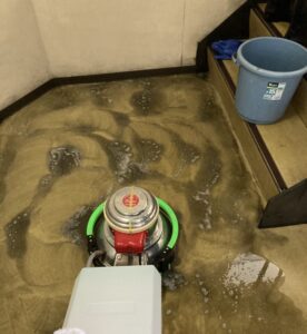 京都市南区の文具メーカーオフィス床清掃ビフォーアフター。張替えしかないと諦めていた階段の黒ずみが、洗浄ワックスだけで新品同様に蘇った比較写真