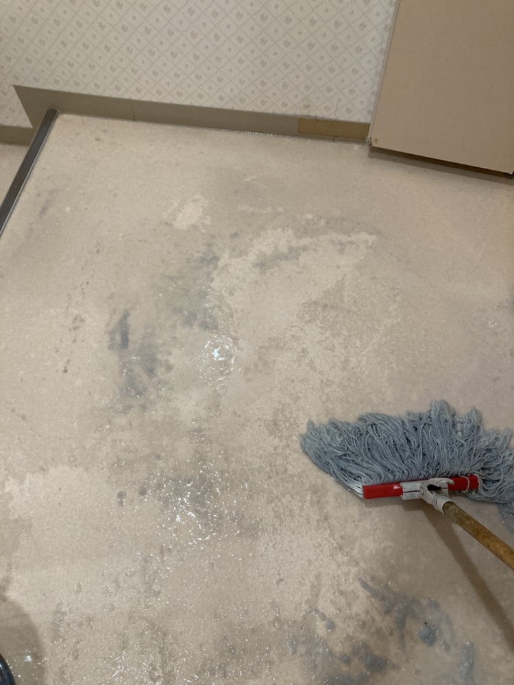 京都市北区K社様のオフィストイレ床清掃ビフォーアフター。長尺シートに入り込んだ頑固な黒ずみ汚れを、剥離洗浄で完全に除去し明るさを取り戻した比較写真