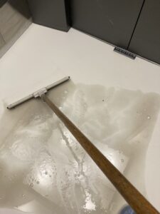 京都市右京区O社様のエレベーター床清掃ビフォーアフター。日常清掃では落ちない白い床の黒ずみを、剥離洗浄で真っ白にリセットした比較写真