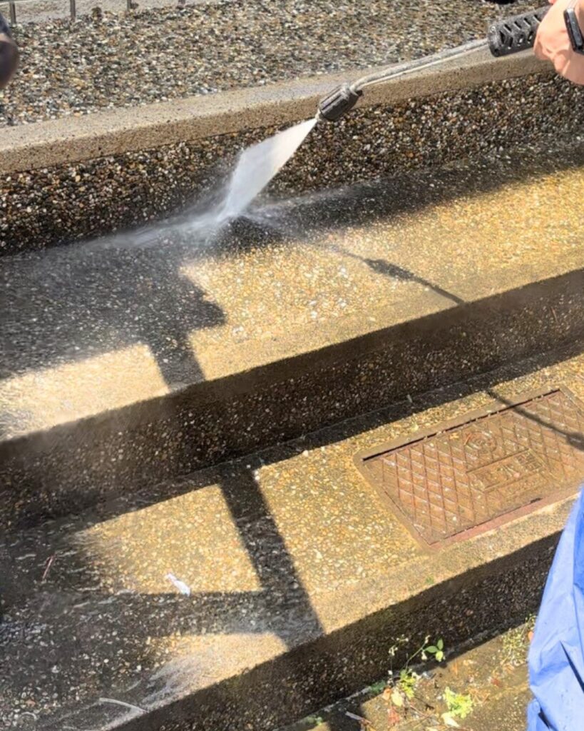 【H2：施工データ】項目内容エリア京都府向日市お客様F様（個人様宅）施工箇所玄関周り（門柱・アプローチ階段）施工内容外壁高圧洗浄施工時間約3時間解決した課題雨だれ・黒ずみの除去、低コストでの美観回復